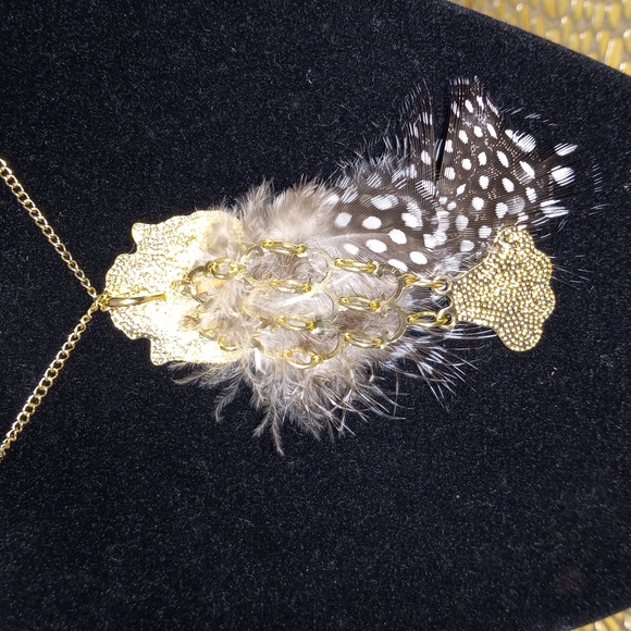 Owl feather necklace with long gold chain - Picture 2 of 6